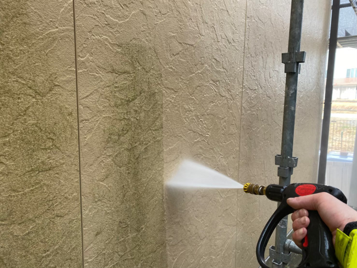 外壁 高圧洗浄
いよいよ作業開始です。長年付着した砂埃や苔などを丁寧に洗浄します。